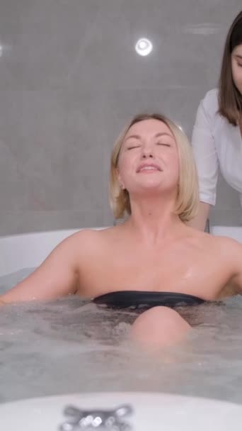 Eine Entspannte Frau Erhält Eine Hydromassage Von Einer Professionellen Kosmetikerin — Stockvideo