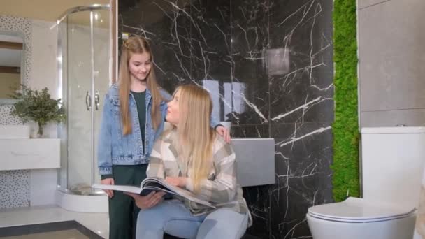 Egy Európai Család Kerámia Csempét Választ Saját Fürdőszobájába Koncepció Lakás — Stock videók
