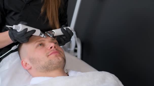 Ung Man Kosmetologkontoret Har Kavitationsprocedur Föryngring Ansiktshud För Män — Stockvideo