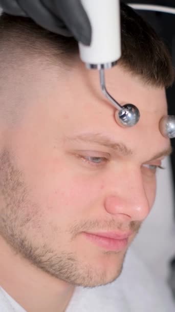 Kosmetologen Utför Jontofores Proceduren Föryngring Ansiktshud För Män Ultraljudshöjande Vertikal — Stockvideo