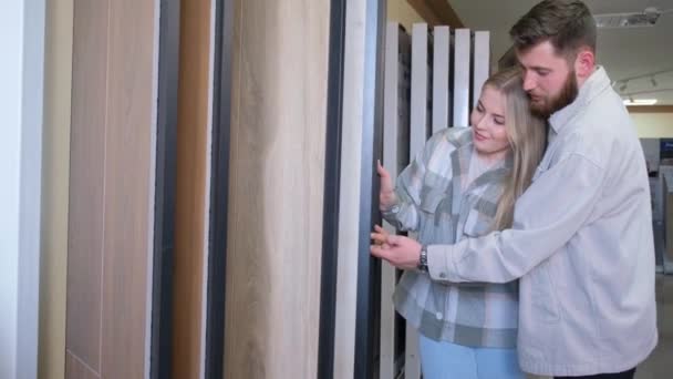 Homens Mulheres Escolhem Azulejos Para Uma Casa Uma Loja Ferragens — Vídeo de Stock