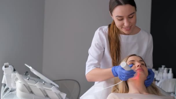 Uma Cosmetologista Feminina Realiza Procedimento Fonoforese Rejuvenescimento Facial Pele Para — Vídeo de Stock
