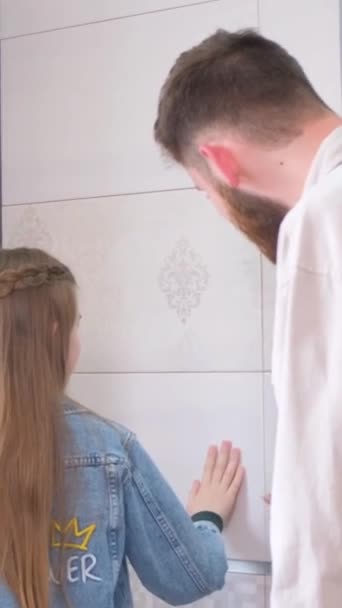 Casal Meia Idade Escolhendo Novas Telhas Cerâmicas Para Sua Casa — Vídeo de Stock