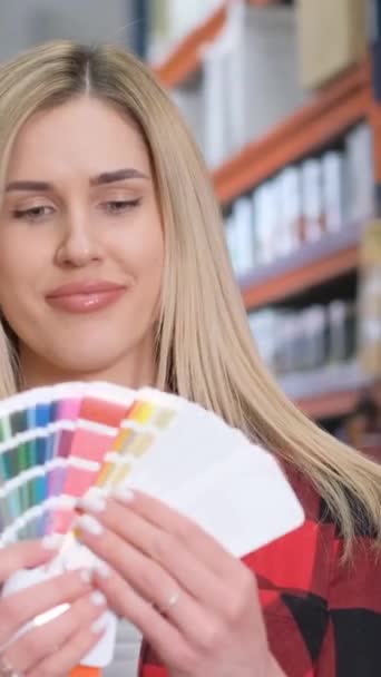 Młoda Blondynka Wybiera Kolory Farby Pędzle Sklepie Narzędziami Piękna Dziewczyna — Wideo stockowe