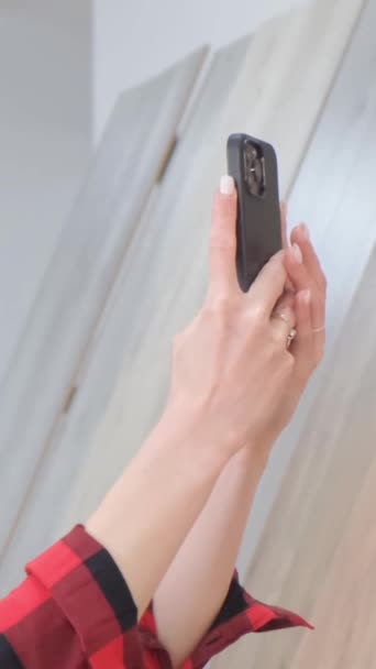여성은 리뉴얼되고있는 아파트에 덮개를 그녀는 스마트 사진을 신중하게 자료를 비디오 — 비디오