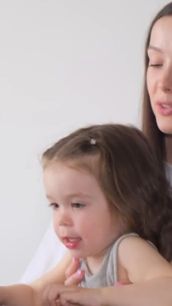 Een Jonge Moeder Kalmeert Haar Dochtertje Door Haar Laptop Laten — Stockvideo
