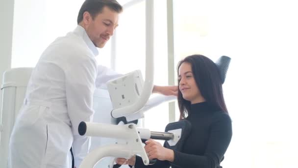 脊椎专家用现代技术对病人进行检查 脊柱疾病的治疗和预防 — 图库视频影像
