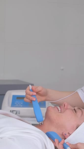 Piękna Kobieta Otrzymująca Zabieg Mikroprądowy Podnoszenia Skóry Terapia Mikroprądowa Pionowe — Wideo stockowe