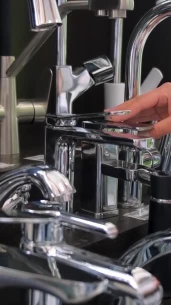 アメリカ人女性が自宅のトイレに配管器具を選ぶ アパートのリニューアルコンセプト バーティカルビデオ — ストック動画