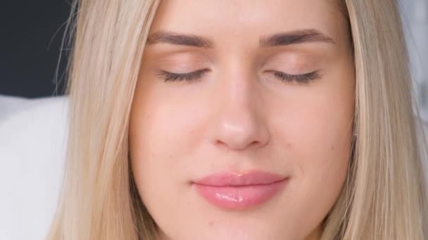 Krásná Dívka Otevře Oči Podívá Kamery Usměje Detailní Portrét Krásné — Stock video