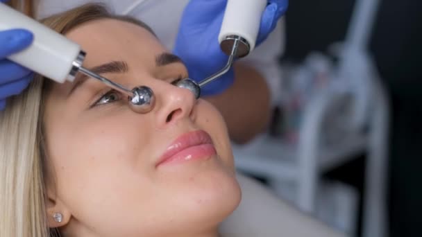 Procedimento Estético Microatual Beleza Rosto Das Meninas Dispositivo Cosmetologia Redução — Vídeo de Stock