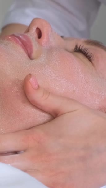Procedimentos Estéticos Cosmetologista Realiza Procedimento Limpeza Mãos Esteticista Aplicado Máscara — Vídeo de Stock
