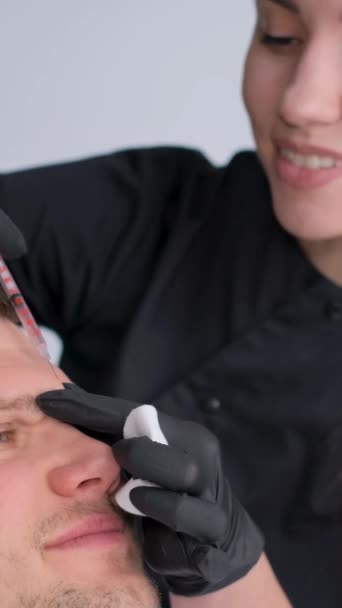 一个英俊的男人在美容院接受充填注射 透明质酸 男性宇宙学 垂直录像 — 图库视频影像