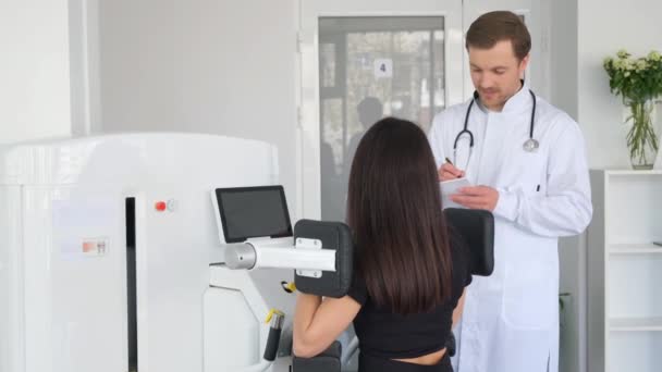 Una Mujer Joven Está Haciendo Examen Espinal Una Máquina Diagnóstico — Vídeo de stock