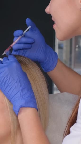 Trycholog Robi Zastrzyki Głowę Pięknej Dziewczyny Leczenie Problematycznych Włosów Pionowe — Wideo stockowe