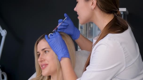 Трихолог Делает Уколы Голове Красивой Девушки Лечение Проблемных Волос Вертикальное — стоковое видео