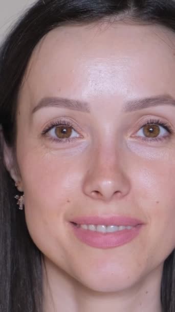 Retrato Uma Bela Jovem Morena Olhando Para Câmera Sorrindo Aparência — Vídeo de Stock