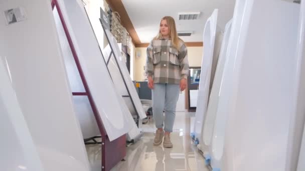Woman Chooses New Bathtub Plumbing Store Shopping Repairing Repairing Concept — Stock Video