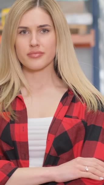 Красива Блондинка Червоній Сорочці Магазині Обладнання Вона Щиро Сміється Камери — стокове відео