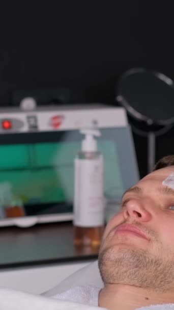 Cosmetologista Realiza Uma Massagem Facial Com Uma Máscara Barro Aplicada — Vídeo de Stock
