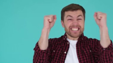 Kazanan, sevinen, zafer jesti yapan adam oldu. Mutlu adam başarıyı ifade ediyor ve online bahsi kazanıyor.