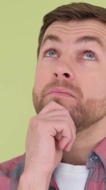 Stüdyoda izole edilmiş Amerikalı dalgın bir adamın portresi. Dikey video.