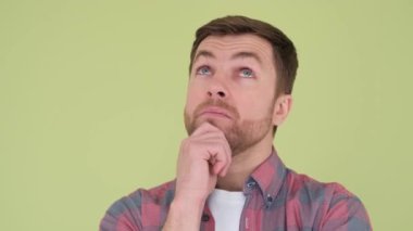 Stüdyoda izole edilmiş Amerikalı dalgın bir adamın portresi. Dikey video.