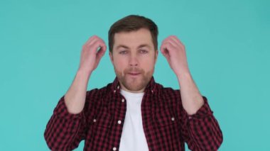Şok olmuş bir adam stüdyoda izole edilmiş. İnsanların yaşam tarzı konsepti. Bir jest olarak kafaya el kaldırıyorum. Dikey video