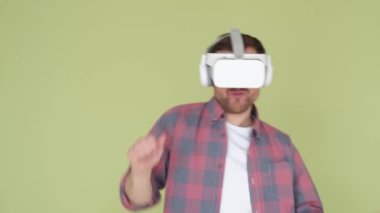 Bir adam sanal gerçeklik kaskıyla dans ediyor. Teknik ilerleme. 3B sanal gerçeklik gözlükleri
