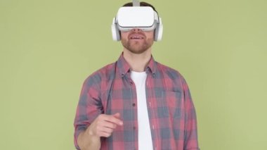 Sanal gerçeklik kaskı takmış bir adam. Üç boyutlu sanal gerçeklik gözlükleri. Teknik ilerleme. Dikey video.