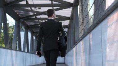 İş adamı-girişimci-işveren şehrin sokaklarında yürüyor, bir sorunu çözmeyi düşünüyor, düşünüyor, dikiz aynasından bakıyor. Dikey video