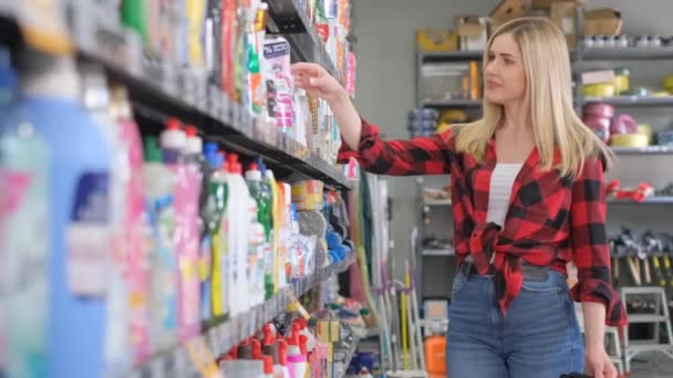 Krásná Dívka Košíkem Ruce Nakupuje Obchodě Domácími Chemikáliemi Svislé Video — Stock video
