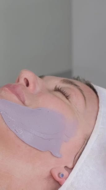 Belle Jeune Femme Couverte Masque Facial Cosmétique Apaisant Apaisant Bienveillant — Video