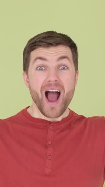 Australan Který Říká Hezký Muž Zeleném Pozadí Ukazuje Dojem Směje — Stock video