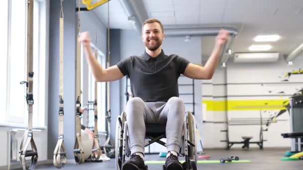 Ein Mann Rollstuhl Macht Therapeutische Gymnastik Rehabilitationsprozess Nach Verletzung Vertikales — Stockvideo