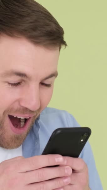 Amusant Verrast Las Modieuze Man Plotseling Het Bericht Zijn Mobiele — Stockvideo