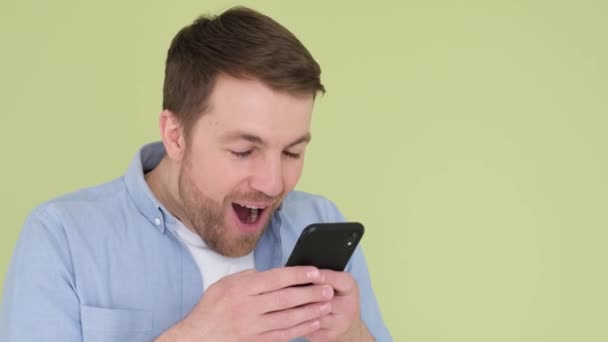 驚いたことに ファッショナブルな男は突然携帯電話のメッセージを読み ショックを受けた バーティカルビデオ — ストック動画