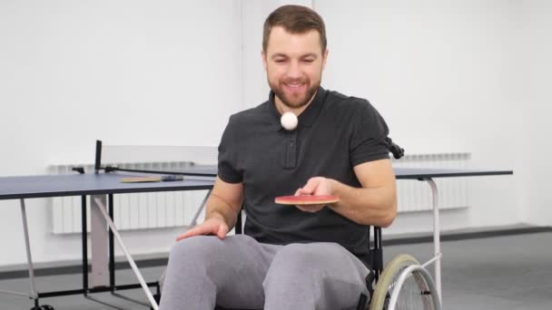 Ein Junger Mann Rollstuhl Spielt Der Halle Tischtennis Rollstuhltennis Vertikales — Stockvideo