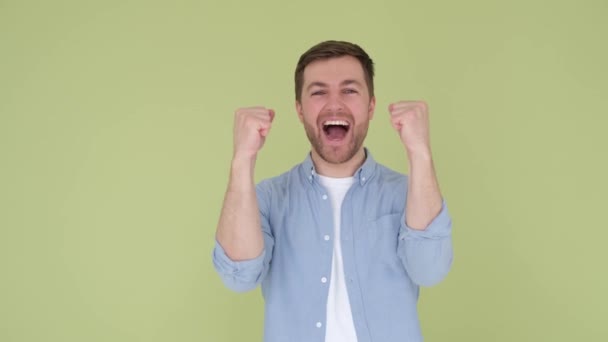 Ein Junger Gut Aussehender Mann Gestikuliert Siegesgewiss Mit Einem Glücklichen — Stockvideo