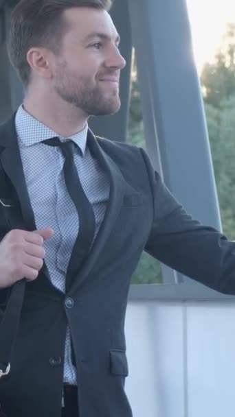 ビジネスセンターの近くにブリーフケースのあるスーツを着たビジネスマン ビジネスの服にハンサムな男 バーティカルビデオ — ストック動画