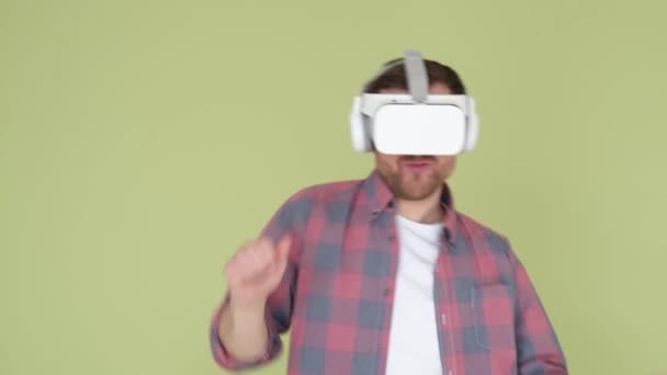 一个家伙戴着虚拟现实头盔跳舞 技术进步 3D虚拟现实眼镜 — 图库视频影像