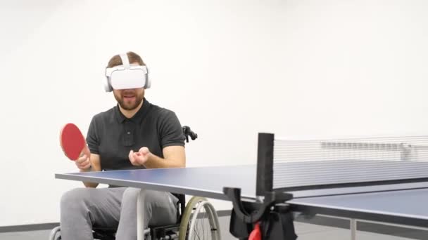 坐轮椅的运动员使用虚拟现实眼镜 乒乓球比赛 — 图库视频影像