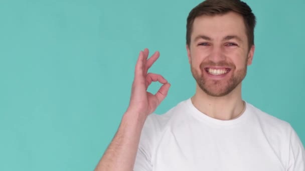 Mans Hareketi Mükemmel Işaret Iyi Mutlu Heyecanlı Memnun Hissediyorum Stüdyoda — Stok video