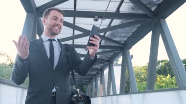 Επιχειρηματίας Που Μιλάει Βιντεοκλήση Smartphone — Αρχείο Βίντεο