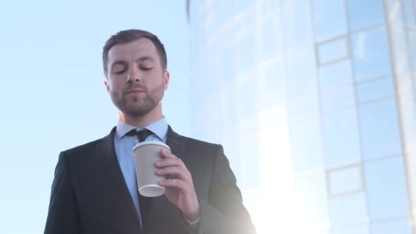 Manažer Jde Ulici Pije Kávu Hezký Slunečný Den — Stock video