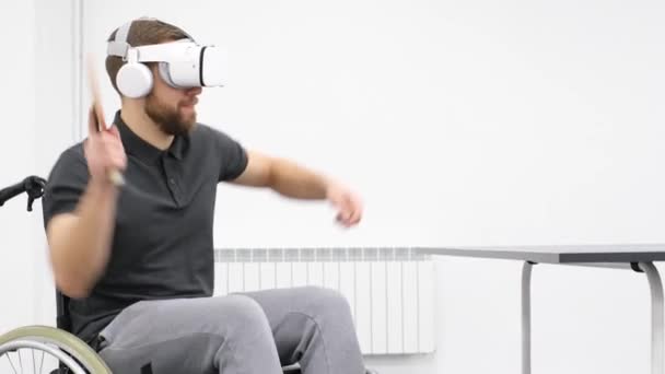 坐在轮椅上的男人用虚拟现实眼镜打网球 娱乐病人的现代技术 — 图库视频影像