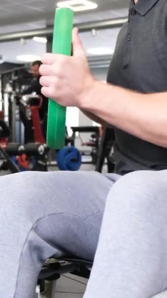 Man Rullstol Tränar Gymmet Rehabiliteringen Vilja Hos Personer Med Funktionshinder — Stockvideo