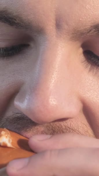 Επιχειρηματίας Τρώει Ένα Νόστιμο Burger Fast Street Food Κάθετη Βίντεο — Αρχείο Βίντεο