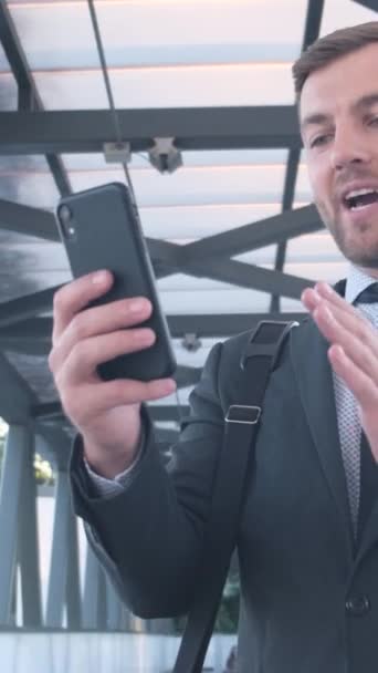 Pracownik Biurowy Lub Biznesmen Rozmawiający Smartfonie Przy Użyciu Połączenia Wideo — Wideo stockowe