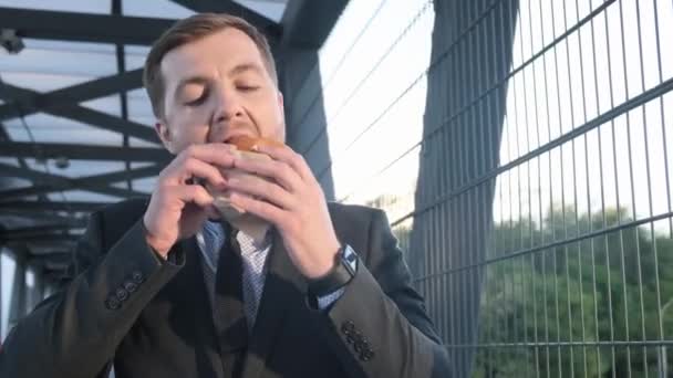Geschäftsmann Isst Einen Leckeren Burger Fast Street Food — Stockvideo